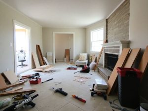 Casă în curs de renovare cu unelte și materiale de construcții.